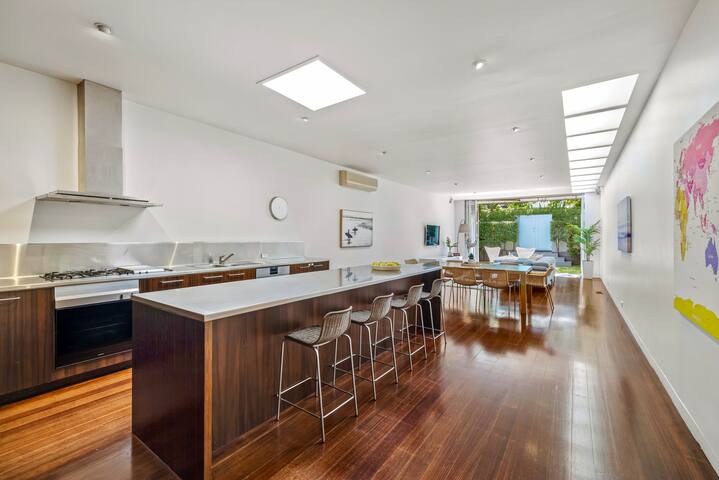 St Kilda Style – Stunning 3 Bedroom House gallery image 2