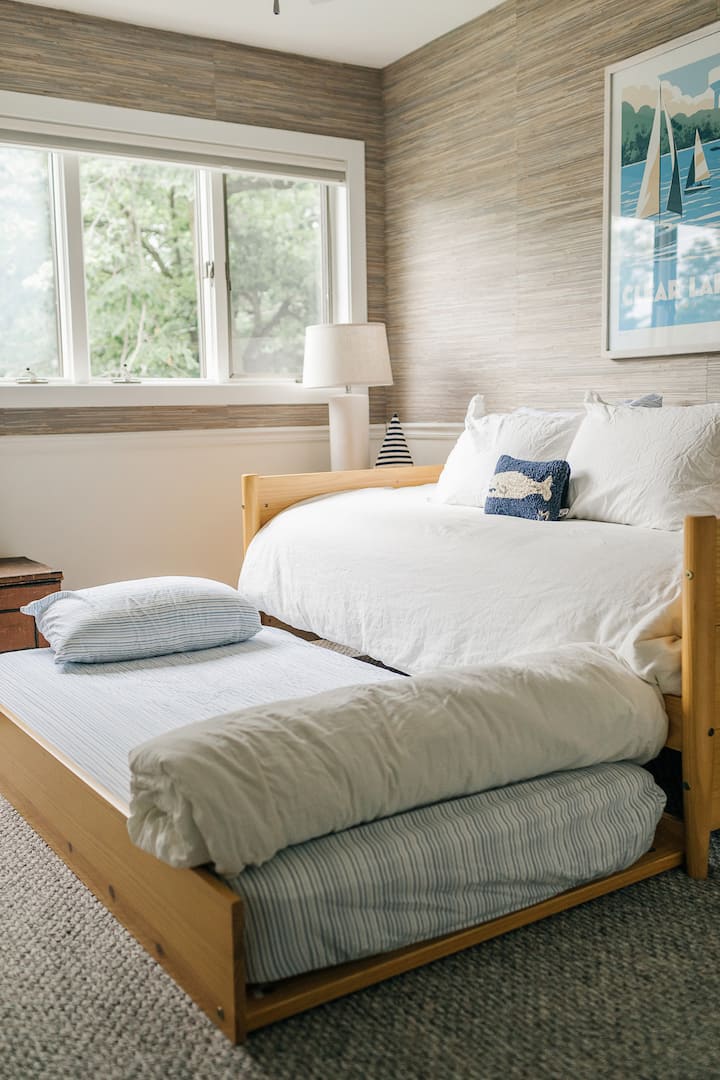 Daybed room with pull-out trundle 