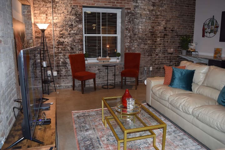 Downtown Memphis | Parking Included | River Views - Memphis, TN