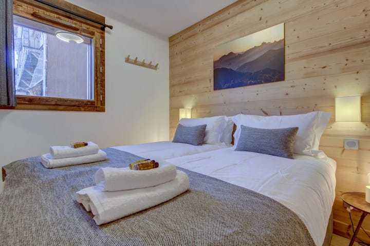 Bedroom 1- Double bed or twin with ensuite bathroom 
Cissac-ElevationAlps.com 