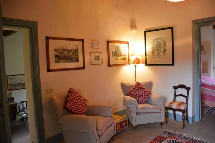 входна двойна стая със самостоятелна баня на приземния етаж