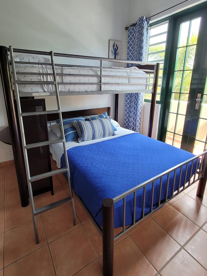 ห้องรองพร้อมเตียงคู่เตียงเดี่ยวและเตียงเด็กขนาดใหญ่