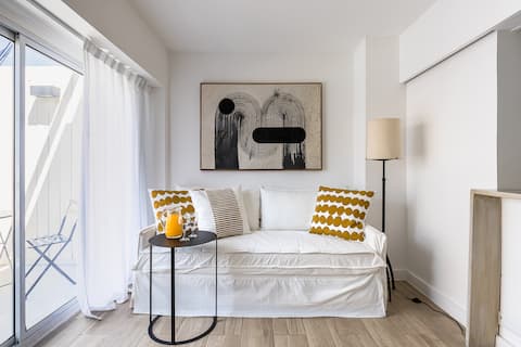 Popular Airbnb listing: Unique apt w/ private terrace and outside shower in Recoleta