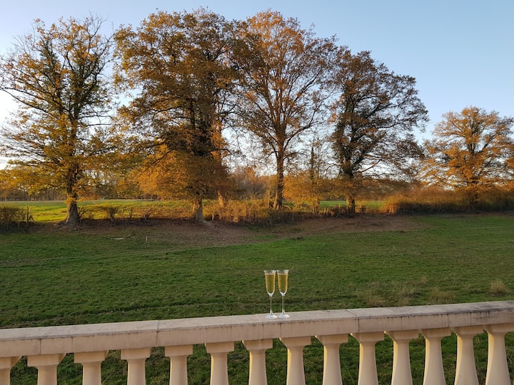 An idyllic and atypical stay, near the forests Bed and breakfasts for