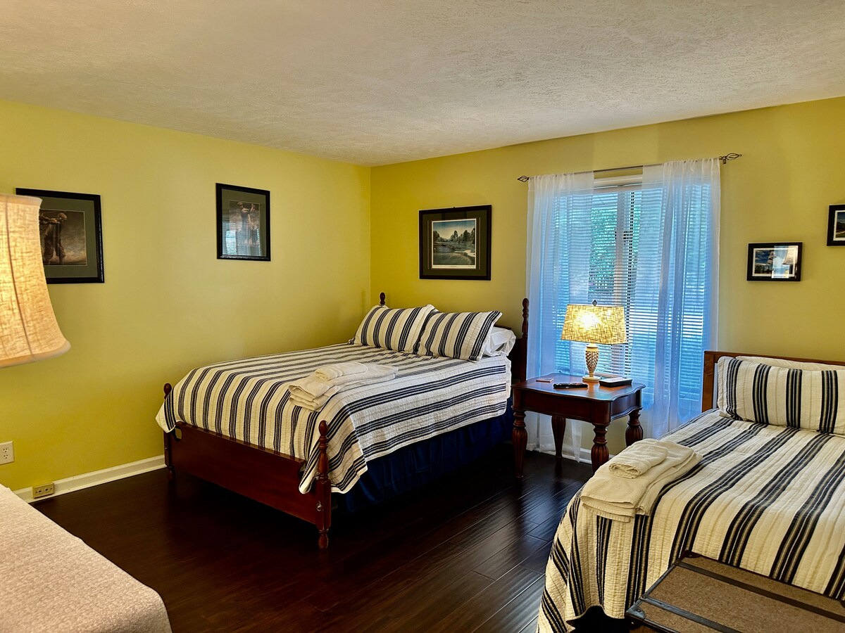 这是一间下层套房……配备一张标准双人床和一张单人床。