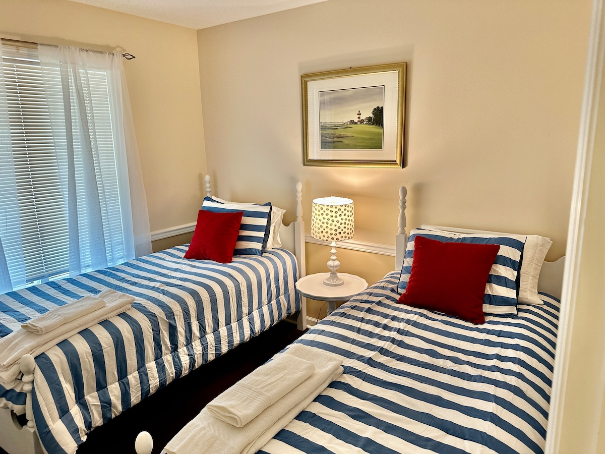 奥古斯塔套房……主楼层有两张单人床……