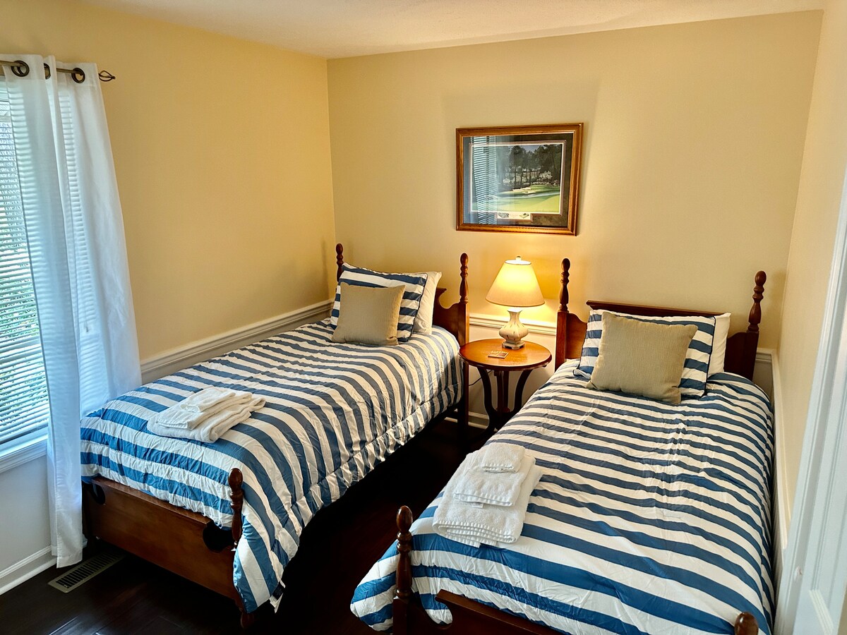 棕榈套房……这是主楼层的第三间卧室，提供两张单人床！ 