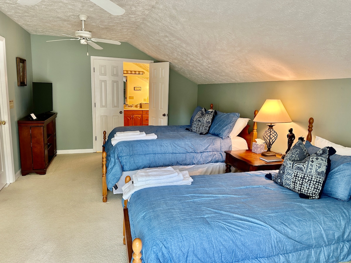 这是非常独立的上层套房……配备独立卫生间和阳台，可欣赏课程# 3的美景！ 