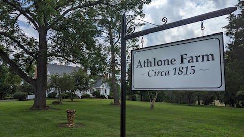 Historic Athlone Farm: Lovely, 6500 sf, sleeps 18