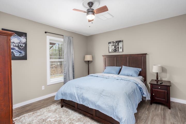 Bedroom 4.  Queen Bed.