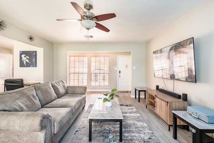 Queen Bedroom Only In Home - Houston, TX