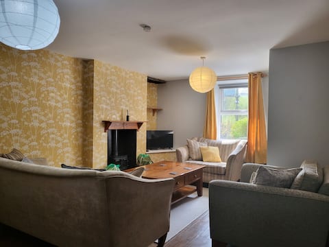 Successful Airbnb property: Cosy 2 bedroom home , with enclosed garden . in Padarn, Nant Peris