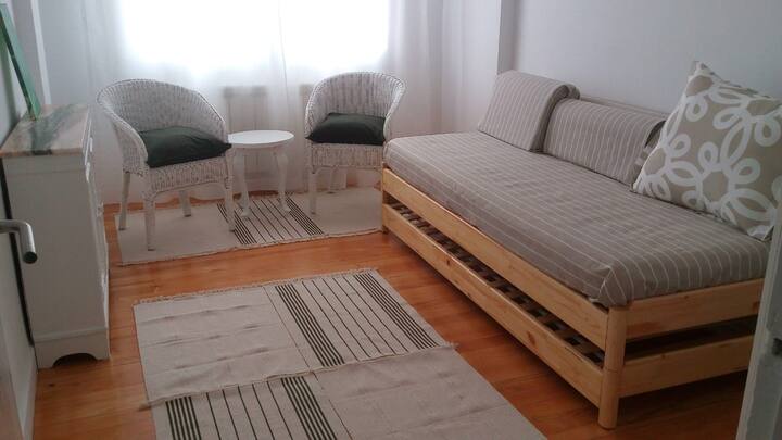 Salita o dormitorio de niños.
 Libros y juegos 
Dos camas apilables  que se pueden mover al dormitorio principal, si fuera necesario.
También las sillas con la mesa  se  pueden mover a terrazas.