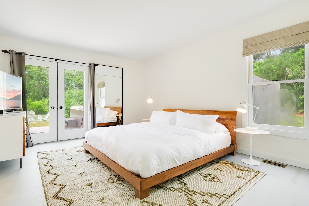 Dhoma kryesore e gjumit me Samsung Smart TV dhe Apple TV ka një banjë të re en suite dhe dyer franceze që hapen drejtpërdrejt në verandë dhe spa. 