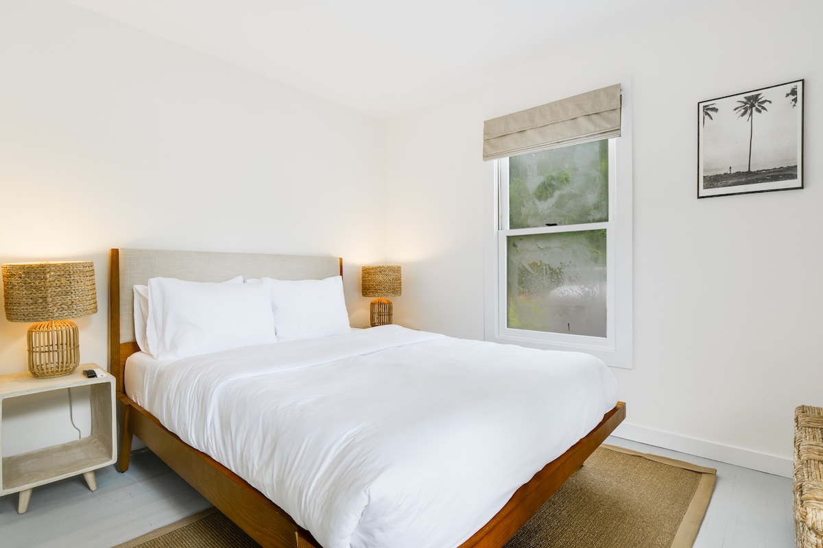 Dhoma e gjumit 2 përfshin një krevat dopio "queen" dhe një televizor të ri me kornizë Samsung 43"të montuar në mur me shirit zëri. 