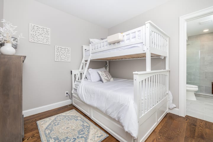 Krevati i poshtëm është me madhësi të plotë dhe krevati i sipërm është një krevat dopio me madhësi XL