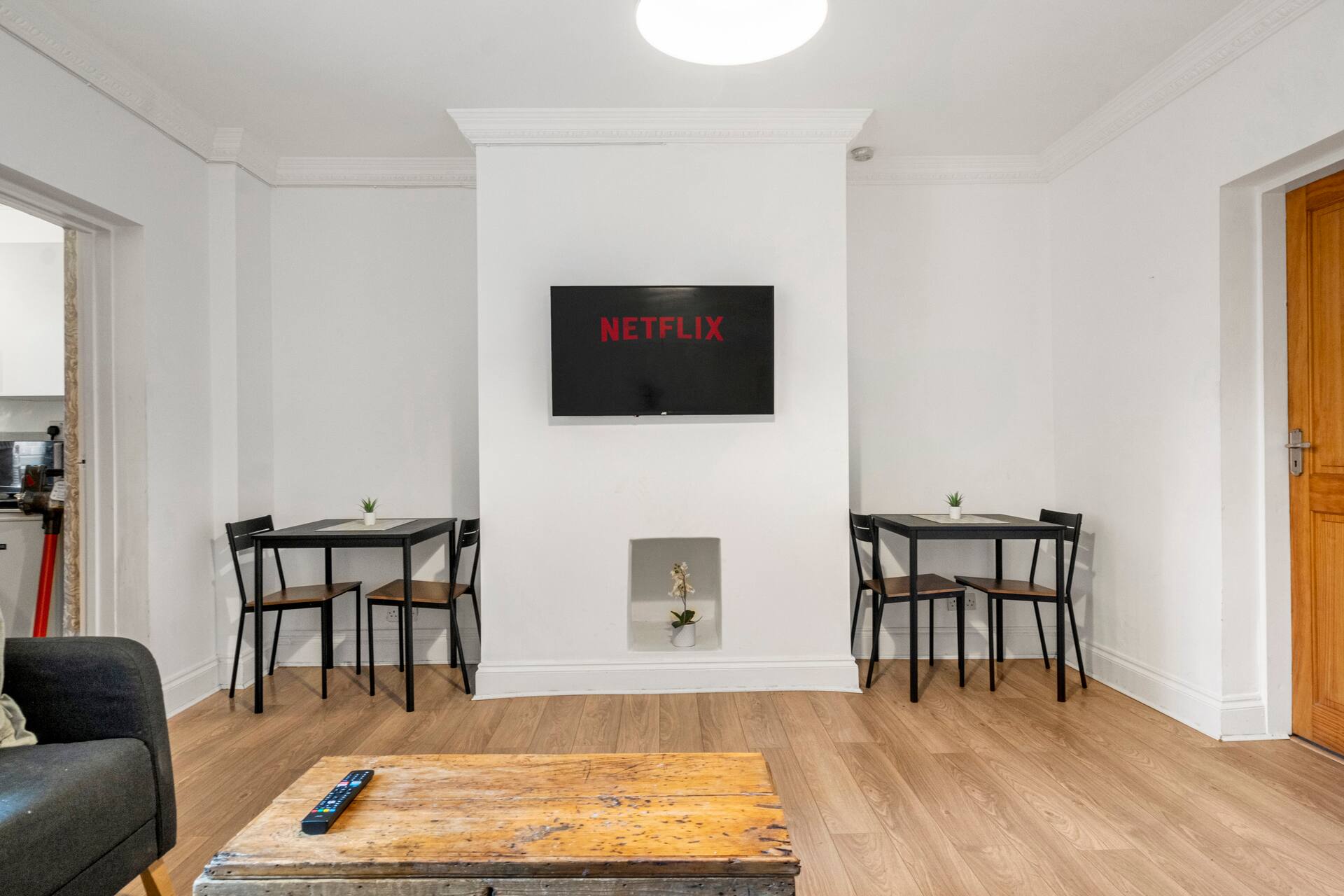 Huge serviced Apartment with FREE PARKING — photo 2
