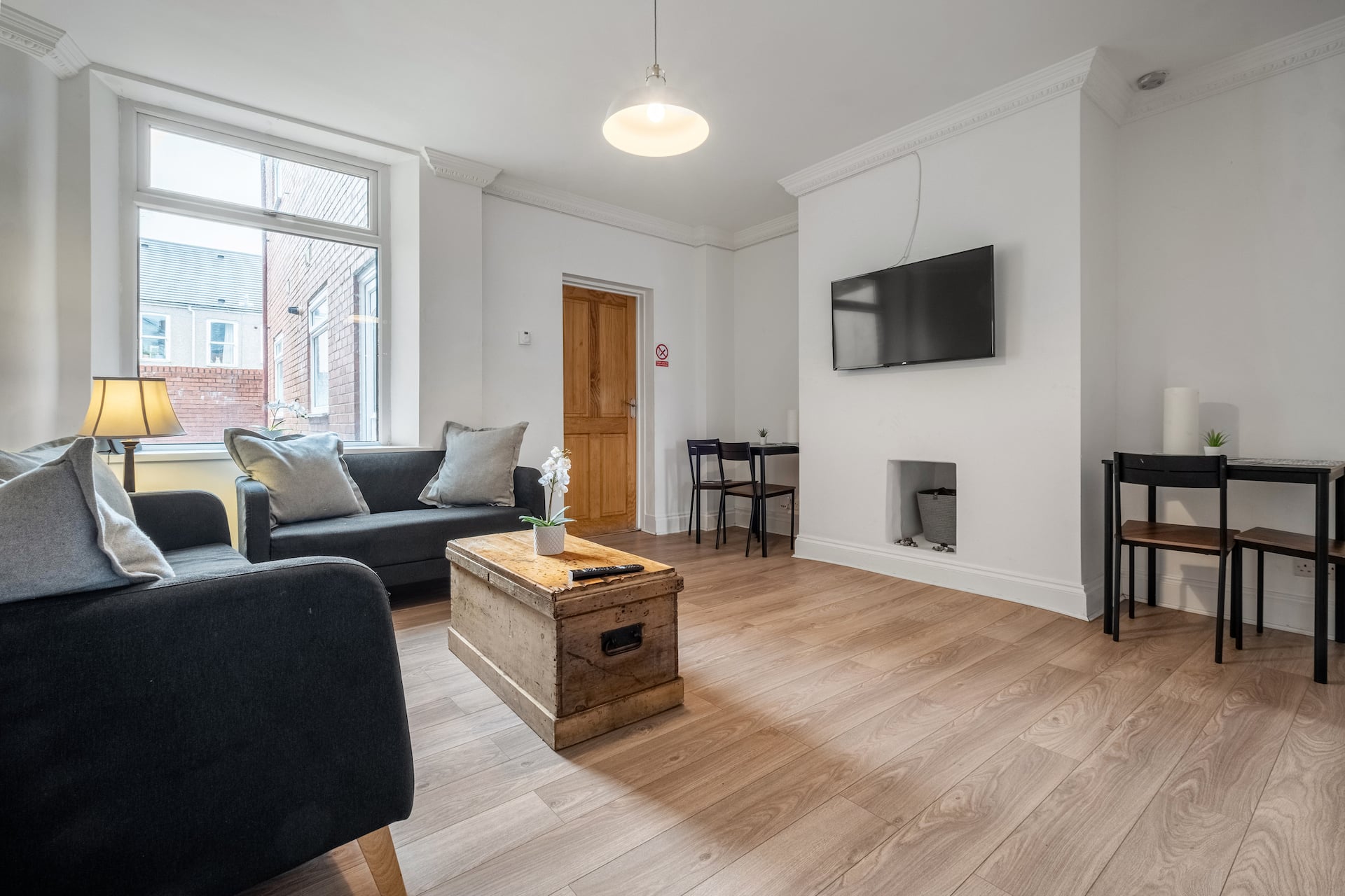 Huge serviced Apartment with FREE PARKING