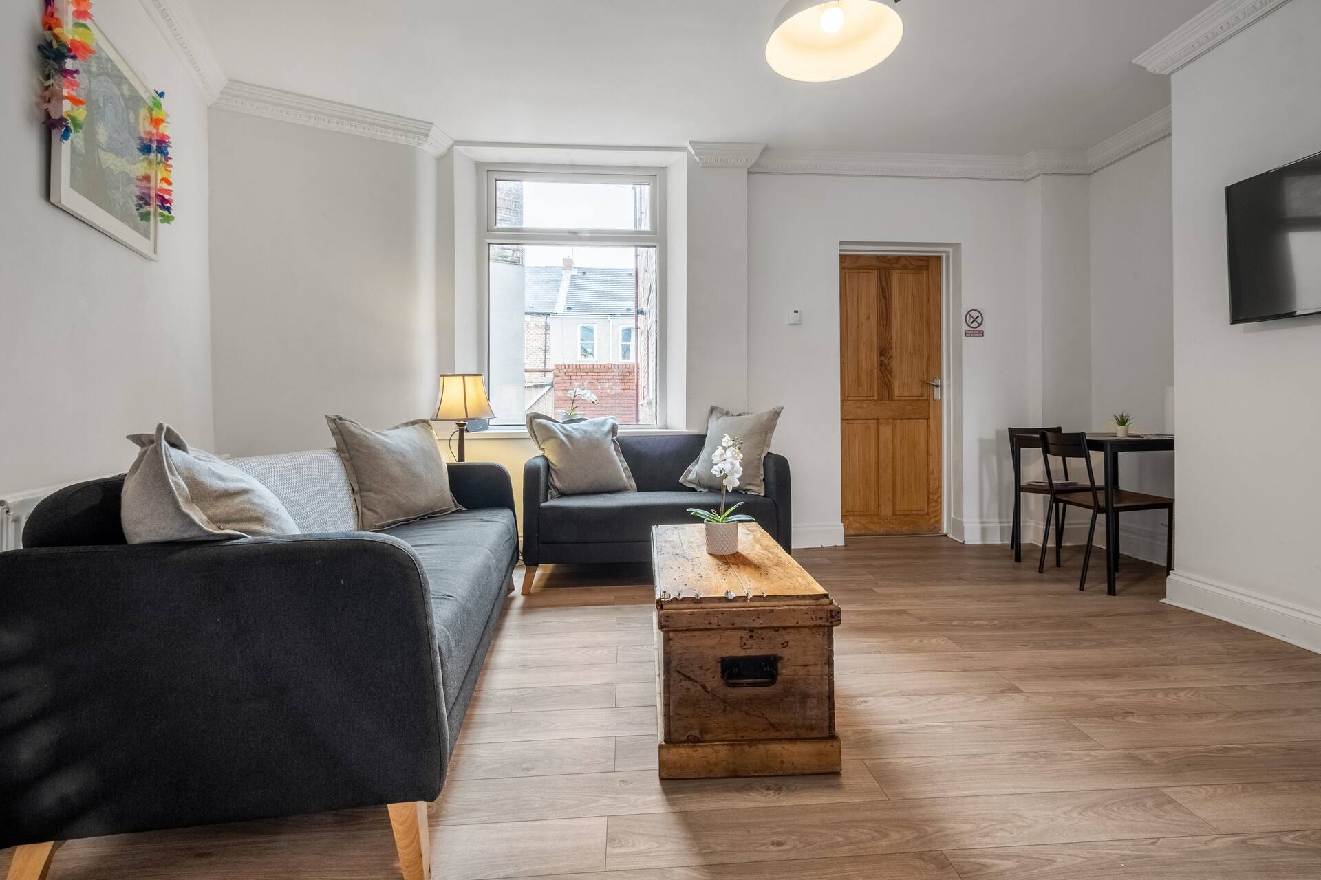 Huge serviced Apartment with FREE PARKING — photo 4