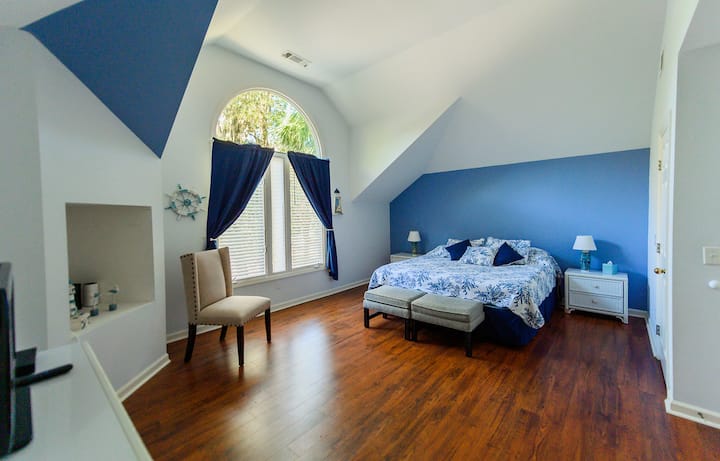 Segundo dormitorio principal (dormitorio #2) con cama tamaño king y baño privado
