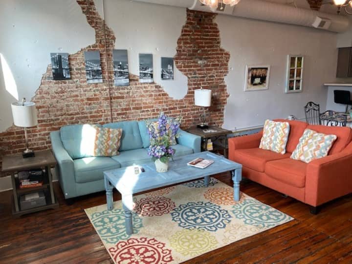 Historic Downtown Condo W/river View-walkable - Paducah, KY