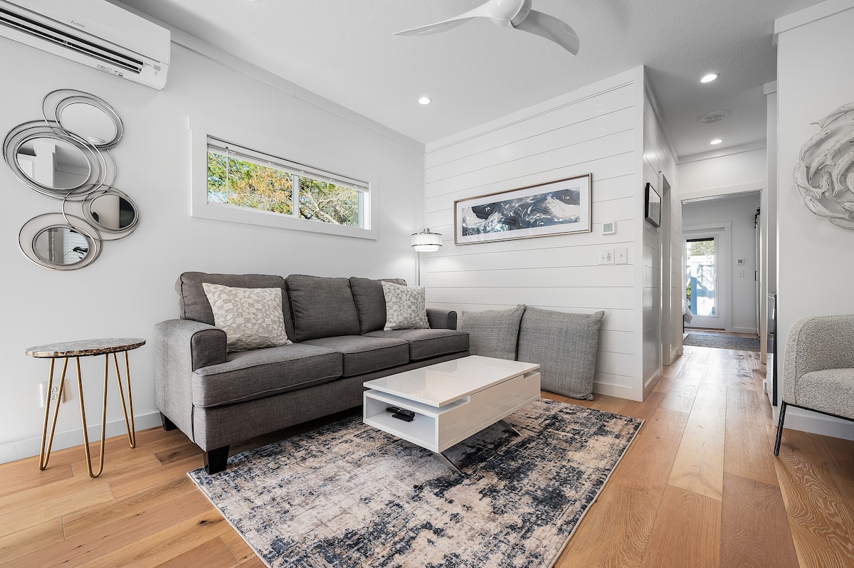 Living room with lift top coffee table at Juan Love in Santa Rosa Beach