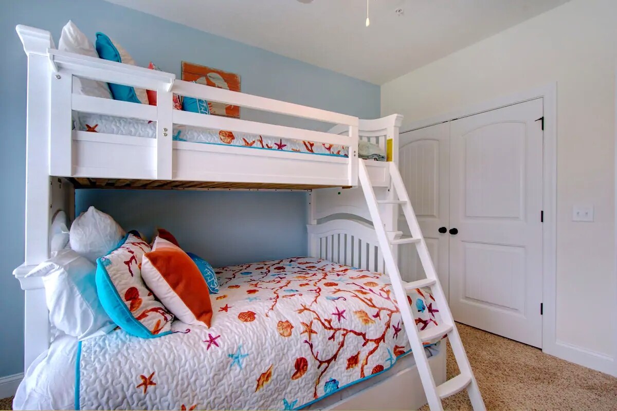 Dormitorio de invitados con cama de tamaño completo con cama nido doble extraíble. Esta habitación tiene capacidad para 4 personas.