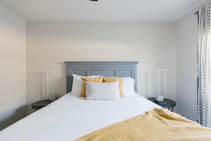 Chumba cha kulala cha kwanza chenye kitanda cha ukubwa wa malkia. 