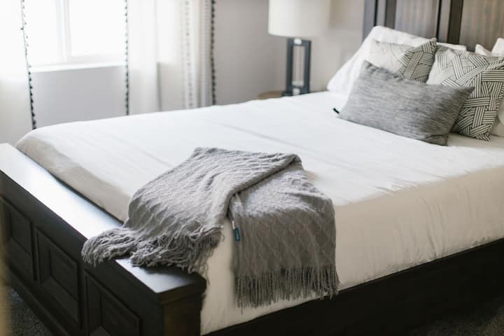 Chumba cha kulala cha tatu na kitanda cha ukubwa wa malkia.