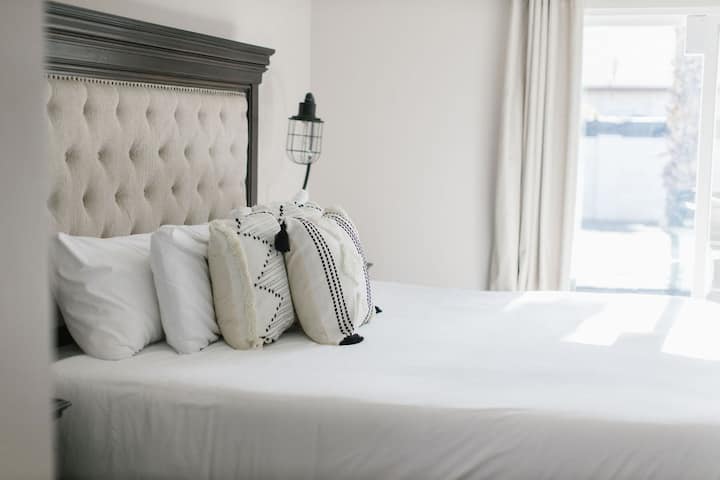 Mwalimu ana mlango unaoteleza ambao unatoka kwenda kwenye eneo la bwawa. 