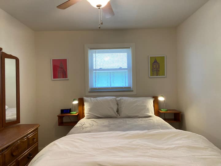 Spálňa 3 má manželskú posteľ, komodu a stropný ventilátor.