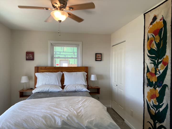 Spálňa 2 s manželskou posteľou Queen s výhľadom na krytú verandu a nábrežie