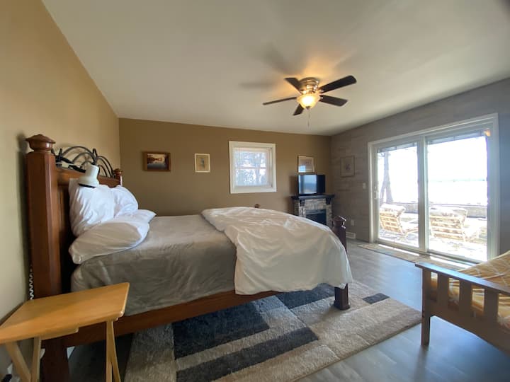 Hlavný apartmán s priestrannou priestrannou posteľou s výhľadom na terasu a nábrežie