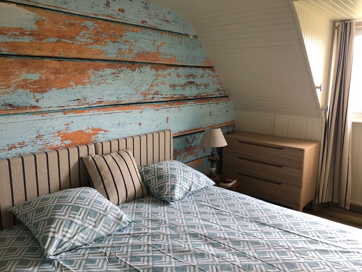 ห้องนอนชั้นบนพร้อมอ่างล้างหน้าและสถานีวิวทะเลและบีคอน