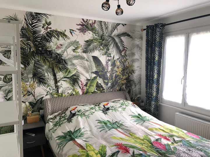 ห้องนอนชั้นล่าง - ตู้เสื้อผ้า - ทีวี 42 ซม. - เตียง 160 x 200