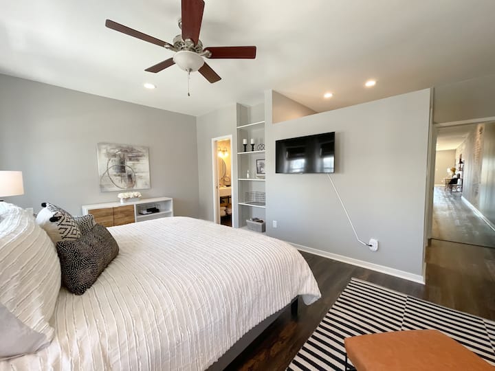 Hlavná spálňa s manželskou posteľou King, inteligentná televízia a prémiová posteľná bielizeň