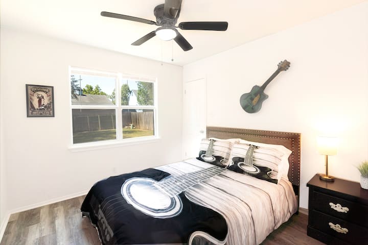 2 - ра спалня с двойно легло и дрешник Rockin.