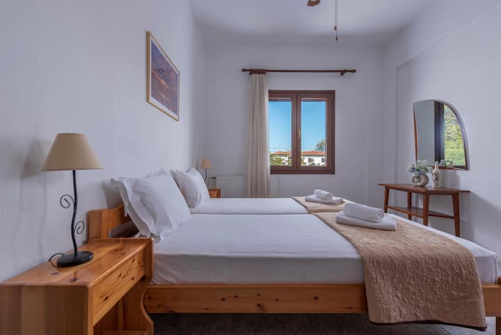 غرفتا نوم بغرفة نوم واحدة مع خزانة ملابس