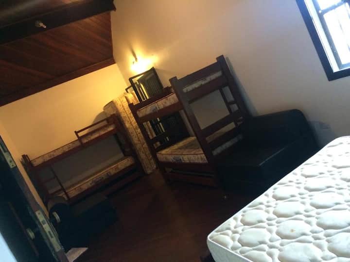 Апартамент 2 има достатъчно място и удобства, отгоре.