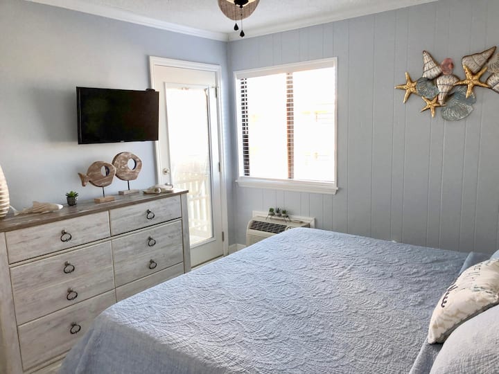 Mwanga mwingi wa asili na mwonekano mzuri wa bahari kutoka kwenye dirisha la chumba chako cha kulala 