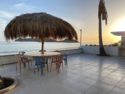 Beachfront Casa de los Pelicanos (House of Pelicans)