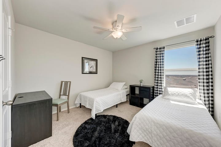 Dormitorio 3 con escritorio y silla