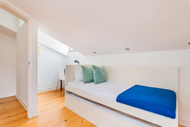 Спалня с 2 единични легла (сгъване) и бюро