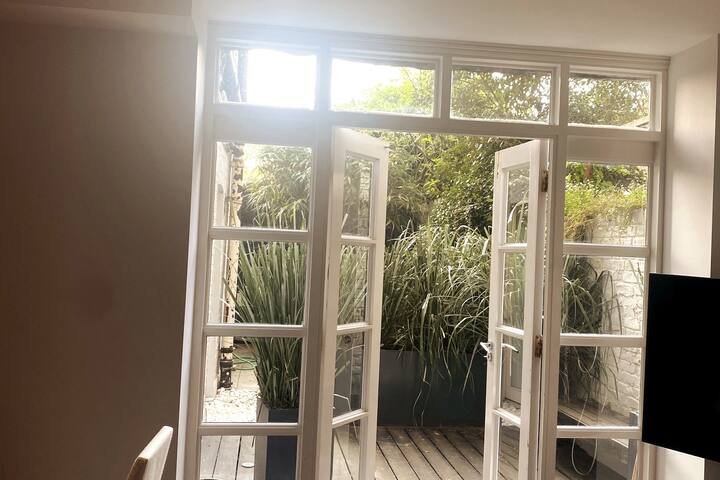 Stylish 4-bed family garden flat in Holland Park! gallery image 4