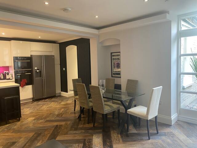 Stylish 4-bed family garden flat in Holland Park! gallery image 3