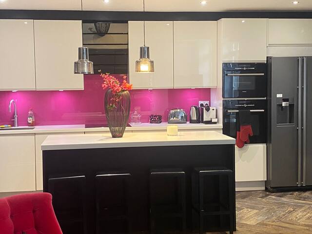 Stylish 4-bed family garden flat in Holland Park! gallery image 5