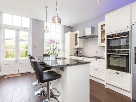 Entire Flat in 18th century Manor House