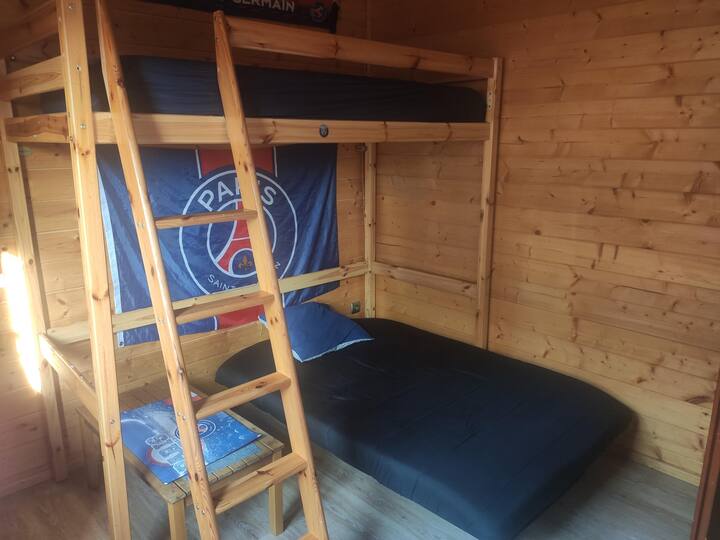 ROOM 2
CLIC CLAC AND 1 PERSON SUPERPOSED BED