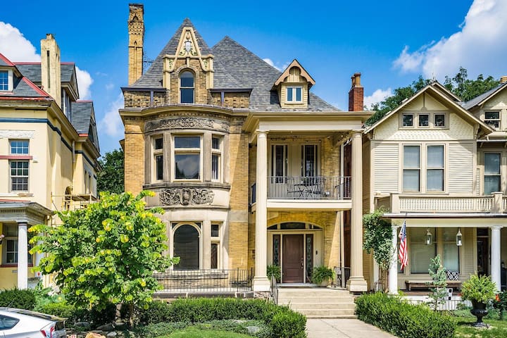 Historic home in Olde Towne East-sleeps 12