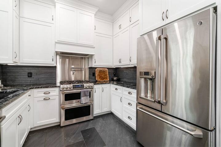 Historic home in Olde Towne East-sleeps 12 gallery image 4